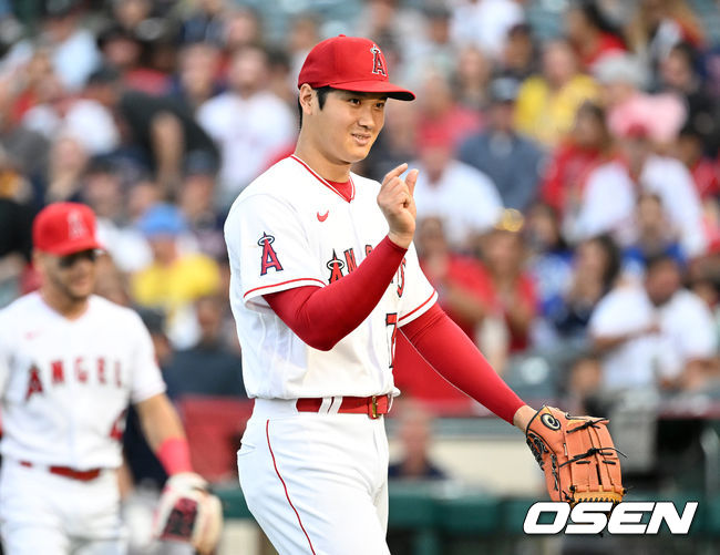 2회초 1사 3루 상황 보스턴 코데로의 내야 땅볼 때 배트가 부러지며 선발 오타니를 향했다. 부러진 배트를 피해간 오타니가 더그아웃을 향해 제스처를 보내고 있다. 2022.06.10 / dreamer@osen.co.kr