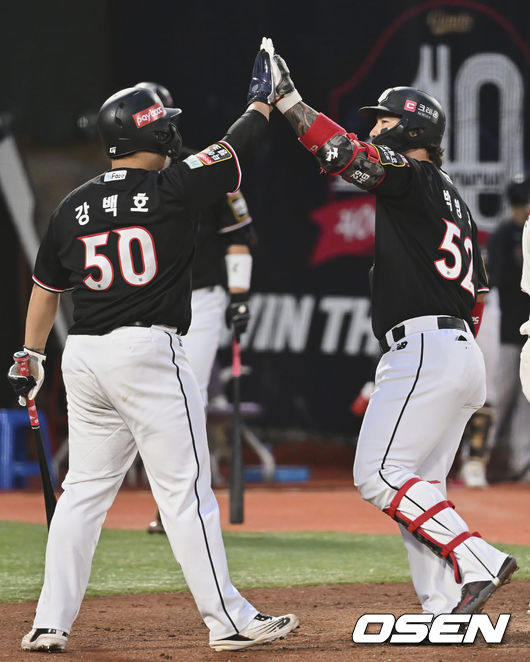 KT 위즈 박병호가 4회초 무사 1루 좌중월 투런 홈런을 치고 하이파이브를 하고 있다. 2022.06.10 / foto0307@osen.co.kr