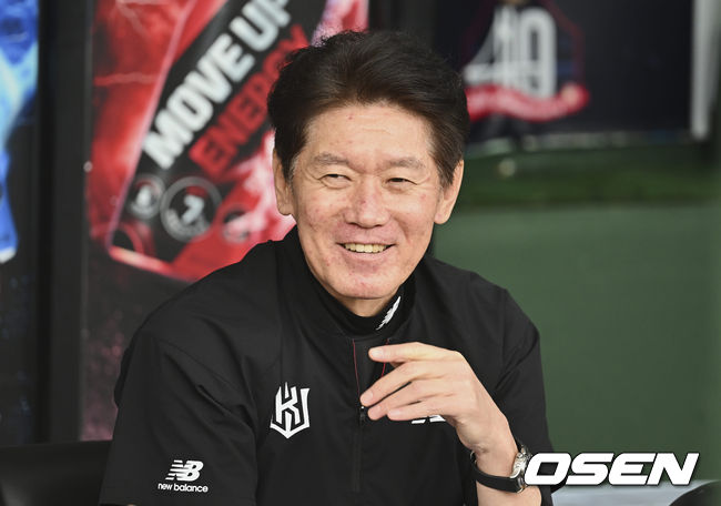 KT 위즈 이강철 감독이 기자들과 인터뷰하고 있다. 2022.06.10 / foto0307@osen.co.kr
