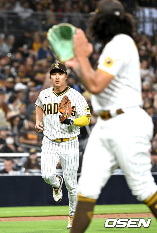 5회초 2사 주자없는 상황 피츠버그 레이놀드의 땅볼 때 샌디에이고 유격수 김하성이 타구를 잡아 1루로 송구해 아웃시켰다. 김하성을 향해 박수를 보내는 선발 션 마네아. 2022.05.28 /dreamer@osen.co.kr