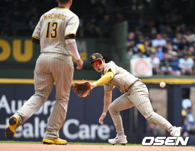 4회말 무사 1루 상황 밀워키 로우디 텔레즈의 삼진 때 샌디에이고 포수 오스틴 놀라가 주자가 도루를 시도하는 것으로 착각해 송구했다. 몸을 날려 송구를 잡아내는 샌디에이고 유격수 김하성. 2022.06.06 / dreamer@osen.co.kr