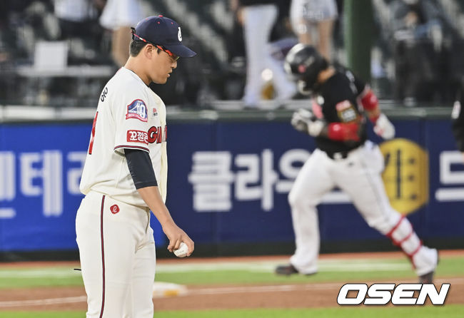 롯데 자이언츠 박세웅이 4회초 무사 1루 KT 위즈 박병호에게 좌중월 투런 홈런을 맞고 고개를 떨구고 있다. 2022.06.10 / foto0307@osen.co.kr