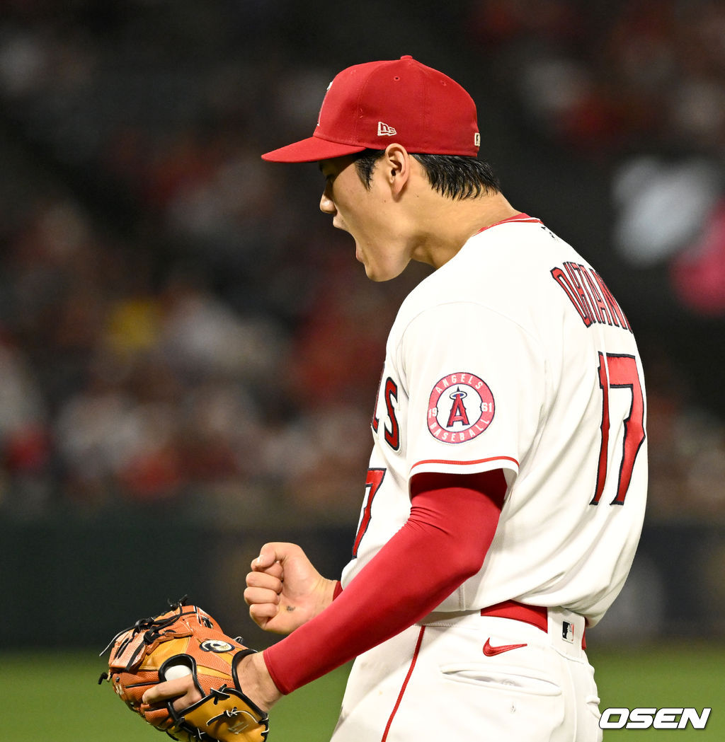 10일(한국시간) 미국 캘리포니아주 애너하임 에인절 스타디움에서 ‘2022 메이저리그(MLB)' LA 에인절스와 보스턴 레드삭스의 경기가 열렸다.6회초 2사 1, 2루 상황 보스턴 코데로를 내야 땅볼로 이끌며 무실점으로 이닝을 마친 에인절스 선발 오타니가 포효하고 있다. 2022.06.10 / dreamer@osen.co.kr