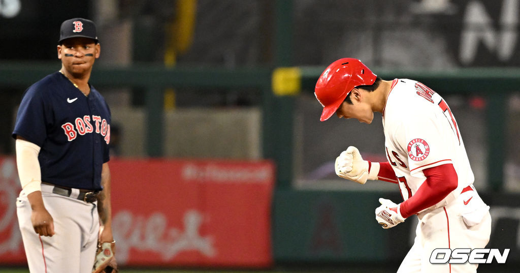 10일(한국시간) 미국 캘리포니아주 애너하임 에인절 스타디움에서 ‘2022 메이저리그(MLB)' LA 에인절스와 보스턴 레드삭스의 경기가 열렸다.5회말 1사 주자없는 상황 에인절스 오타니가 역전 좌중간 투런포를 날리고 그라운드를 돌며 포효하고 있다. 2022.06.10 / dreamer@osen.co.kr