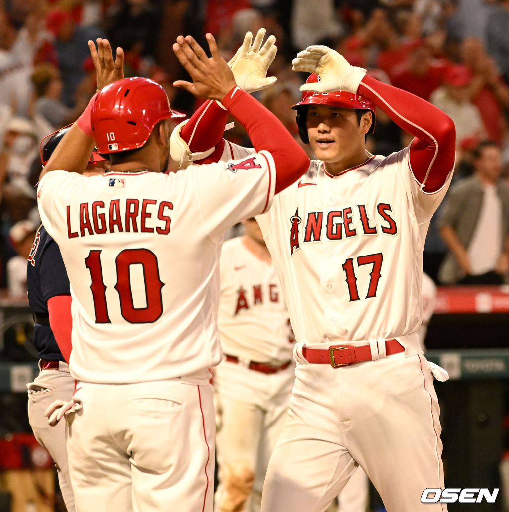 10일(한국시간) 미국 캘리포니아주 애너하임 에인절 스타디움에서 ‘2022 메이저리그(MLB)' LA 에인절스와 보스턴 레드삭스의 경기가 열렸다.5회말 1사 주자없는 상황 에인절스 오타니가 역전 좌중간 투런포를 날리고 홈을 밟으며 후안 라가레스와 환호하고 있다. 2022.06.10 / dreamer@osen.co.kr