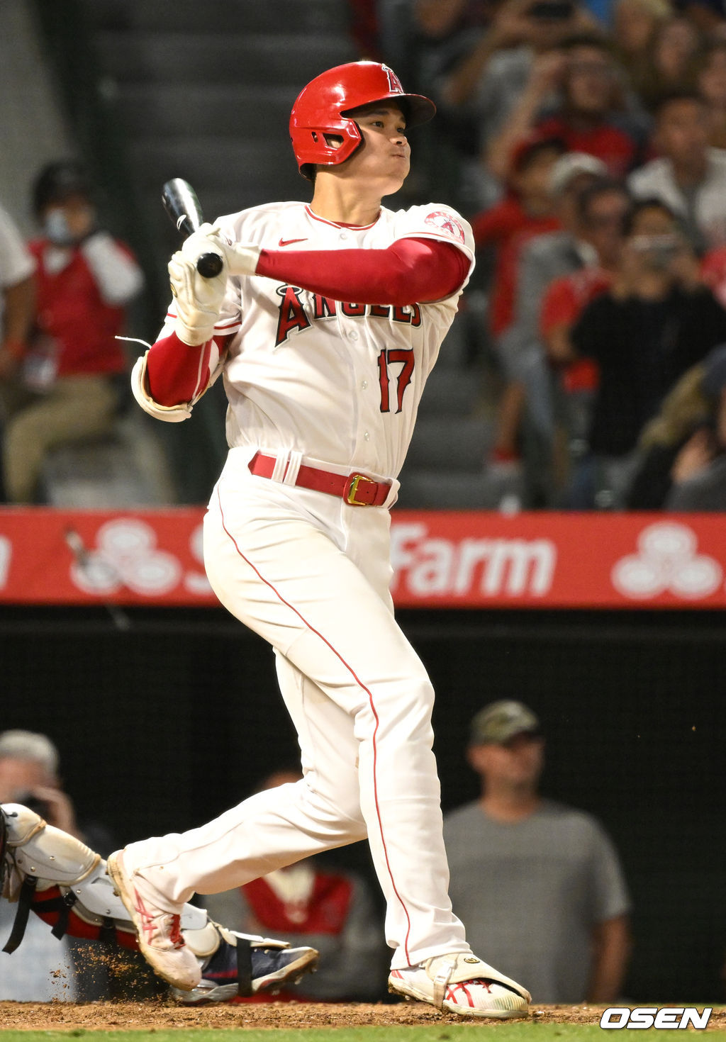 오타니 쇼헤이(28)가 만화 같은 야구로 LA 에인절스의 14연패 탈출을 이끌었다. 오타니는 10일(이하 한국시간) 미국 캘리포니아주 애너하임 에인절스타디움에서 열린 2022 메이저리그 보스턴 레드삭스와의 홈경기에 선발등판, 7이닝 4피안타 2볼넷 6탈삼진 1실점 호투를 펼쳤다. 에인절스의 5-2 승리를 이끌며 시즌 4승(4패)째를 올린 오타니는 5회 타석에서도 시즌 12호 홈런을 역전 결승 투런포로 장식했다. 투타 모두 MVP급 활약을 펼치며 팀 역대 최다 14연패 늪에 빠졌던 에인절스를 살렸다. 7회말 무사 선두타자로 나선 에인절스 오타니 쇼헤이가 안타를 날리고 있다. 2022.06.10 / dreamer@osen.co.kr