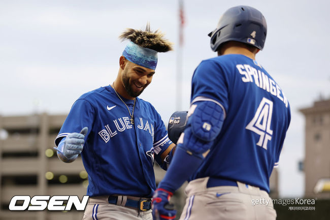 [사진] 토론토 루르데스 구리엘 주니어가 2회 홈런을 치고 온 뒤 조지 스프링어의 환영을 받고 있다. ⓒGettyimages(무단전재 및 재배포 금지)