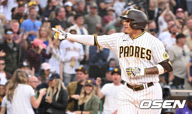 3회말 1사 주자없는 상황 샌디에이고 매니 마차도가 달아나는 좌월 솔로포를 날리고 홈을 밟은 뒤 팬들을 향해 환호하고 있다. 2022.06.11 / dreamer@osen.co.kr