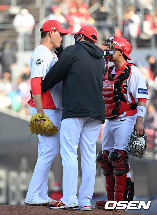 KIA 타이거즈 신인투수 최지민이 마운드를 방문한 서재응 코치와 이야기를 나누고 있다./OSEN DB