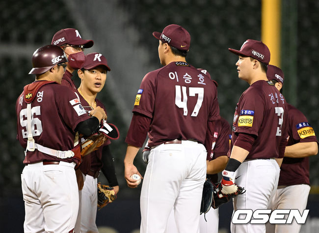 키움 홍원기 감독이 마운드에 올라 이승호를 비롯한 야수진과 이야기를 나누고 있다./OSEN DB