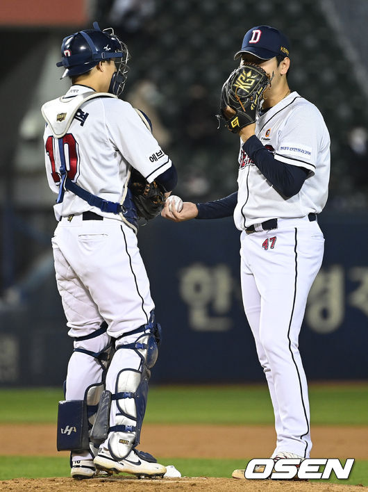 두산 박세혁(좌)과 곽빈 / OSEN DB