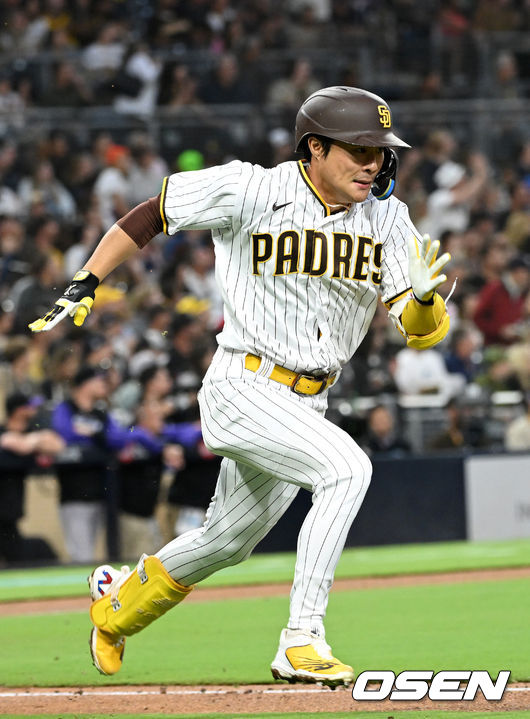 4회말 무사 선두타자로 나선 샌디에이고 김하성이 좌익선상 안타를 날리고 질주하고 있다. 2022.06.11 / dreamer@osen.co.kr