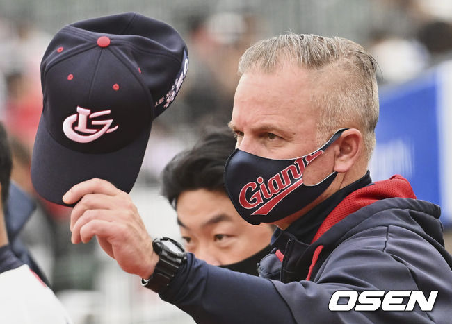 롯데 자이언츠 래리 서튼 감독이 KT 위즈 이강철 감독과 인사를 하고 있다. 2022.06.10 / foto0307@osen.co.kr