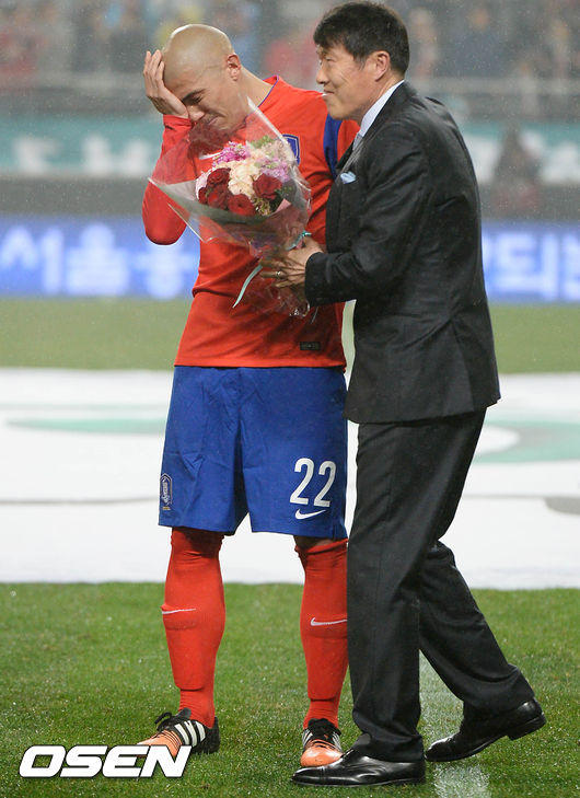 2015년 3월 31일 대표팀 은퇴 경기에서 아버지의 꽃다발을 받는 차두리