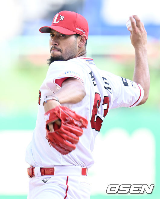 25일 오후 인천 SSG 랜더스필드에서 '2022 신한은행 SOL KBO 리그' SSG 랜더스와 한화 이글스의 경기가 열렸다.1회초 SSG 선발 폰트가 마운드에 올라 힘차게 공을 뿌리고 있다. 2022.06.11 /ksl0919@osen.co.kr