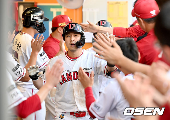 11일 오후 인천 SSG 랜더스필드에서 '2022 신한은행 SOL KBO 리그' SSG 랜더스와 한화 이글스의 경기가 열렸다.5회말 2사 1루 SSG 최정이 역전 2점 홈런을 날린 뒤 더그아웃에서 동료 선수들과 기쁨을 나누고 있다. 2022.06.11 /ksl0919@osen.co.kr