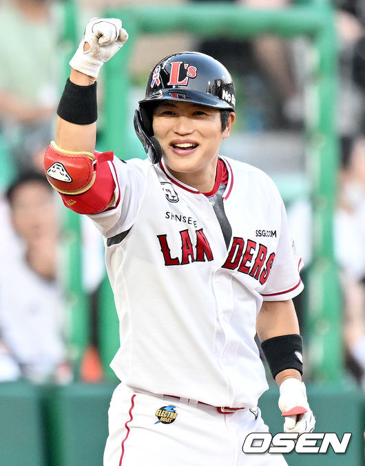 11일 오후 인천 SSG 랜더스필드에서 '2022 신한은행 SOL KBO 리그' SSG 랜더스와 한화 이글스의 경기가 열렸다.8회말 2사 1, 3루 SSG 김민식이 다시 앞서가는 2타점 적시 3루타를 날린 뒤 세레모니를 하고 있다. 2022.06.11 /ksl0919@osen.co.kr