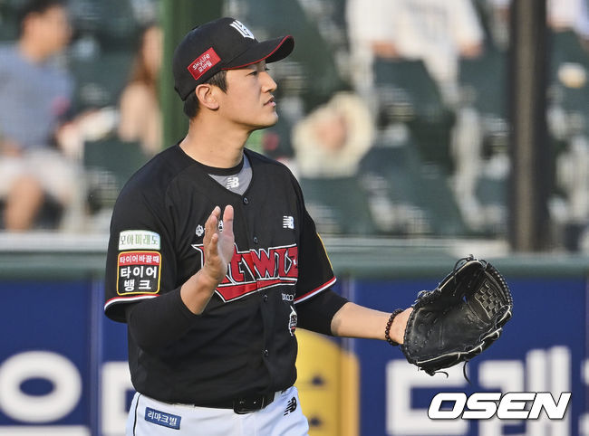 KT 위즈 고영표가 5회말 무사 1루 지시완의 투수 앞 땅볼을 잡아 병살 처리하고 손뼉을 치고 있다. 2022.06.11 / foto0307@osen.co.kr