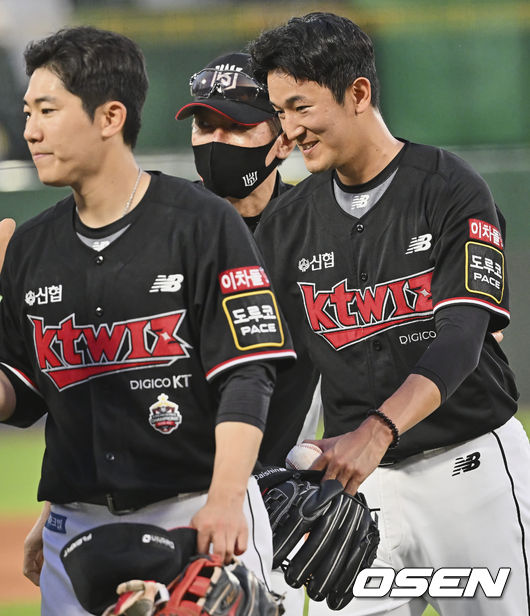 KT 위즈 고영표가 롯데 자이언츠에 4-0 완봉승을 올리고 이강철 감독의 축하를 받고 있다. 2022.06.11 / foto0307@osen.co.kr