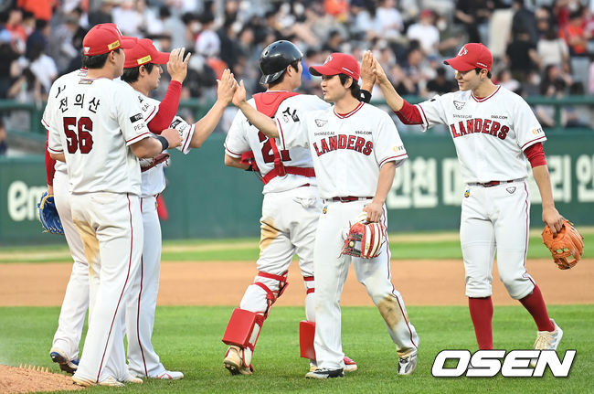 SSG는 11일 인천SSG랜더스필드에서 열린 2022 신한은행 SOL KBO리그 한화 이글스와 시즌 8차전에서 4-2 승리를 거뒀다.승리가 확정된 순간 SSG 선수들이 기쁨을 나누고 있다. 2022.06.11 /ksl0919@osen.co.kr
