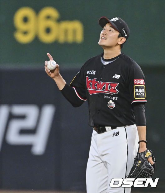 KT 위즈 고영표가 롯데 자이언츠에 4-0 완봉승을 올리고 세리머니를 하고 있다. 2022.06.11 / foto0307@osen.co.kr