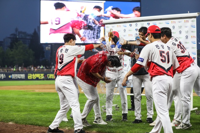 KIA 동료 투수들이 양현종의 153승을 축하하는 물세례를 하고 있다./KIA 제공