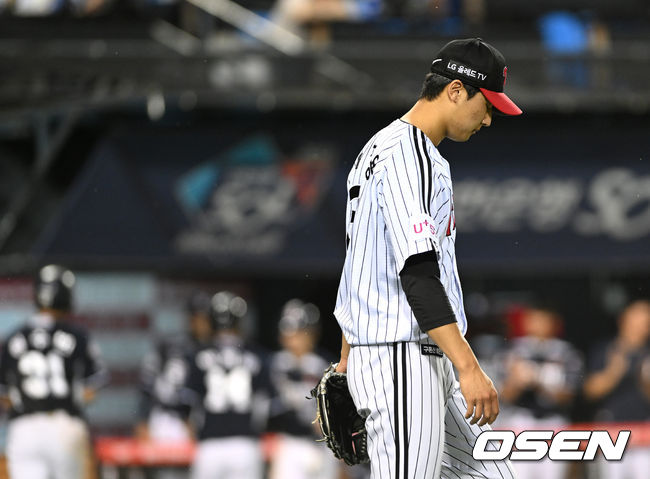 11일 오후 서울 잠실구장에서 2022 신한은행 SOL KBO리그 LG 트윈스와 두산 베어스의 경기가 열렸다.8회초 1사 2,3루에서 두산 강승호에게 역전타를 허용한 LG 이정용이 아쉬워하고 있다. 2022.06.11 /sunday@osen.co.kr