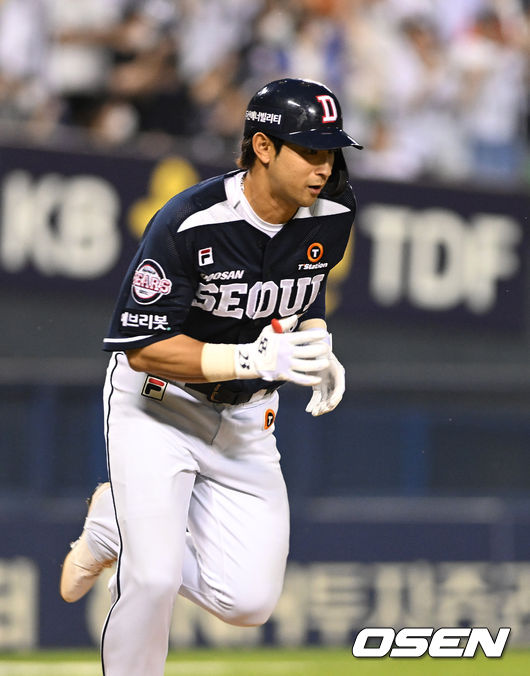 11일 오후 서울 잠실구장에서 2022 신한은행 SOL KBO리그 LG 트윈스와 두산 베어스의 경기가 열렸다.8회초 1사 2,3루에서 두산 강승호가 좌전 2타점 적시타를 치고 그라운드를 달리고 있다. 2022.06.11 /sunday@osen.co.kr