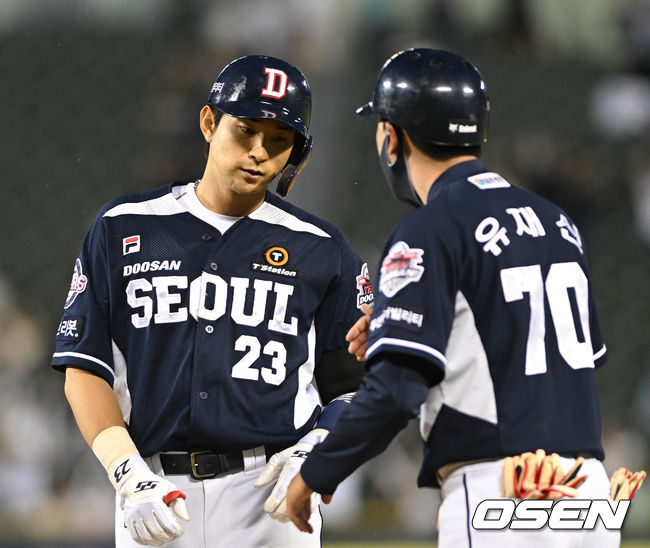 11일 오후 서울 잠실구장에서 2022 신한은행 SOL KBO리그 LG 트윈스와 두산 베어스의 경기가 열렸다.8회초 1사 2,3루에서 두산 강승호가 좌전 2타점 적시타를 치고 유재신 코치와 하이파이브를 하고 있다. 2022.06.11 /sunday@osen.co.kr