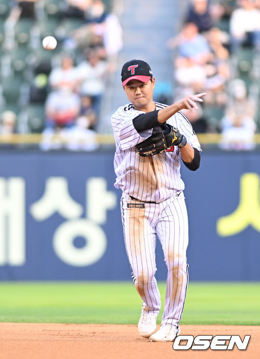 11일 오후 서울 잠실구장에서 2022 신한은행 SOL KBO리그 LG 트윈스와 두산 베어스의 경기가 열렸다. 6회초 1사에서 LG 손호영이 두산 허경민을 내야땅볼로 처리하고 있다. 2022.06.11 /sunday@osen.co.kr