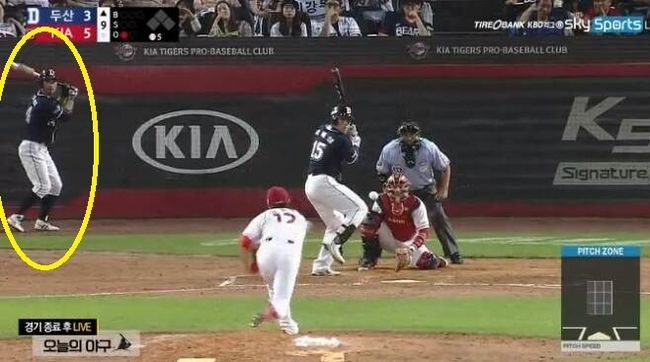 임창용 투구 때 오재원의 대기 타석 모습. SKY Sports TV 중계화면