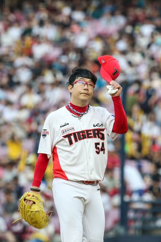 책임 이닝을 마친 후 관중들의 환호에 답례하는 양현종. / KIA 제공