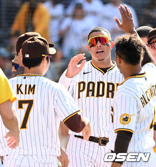 샌디에이고 매니 마차도가 홈으로 파고들어 끝내기 득점을 올린 뒤 김하성을 비롯한 동료들과 하이파이브를 나누고 있다. 2022.06.12 / dreamer@osen.co.kr