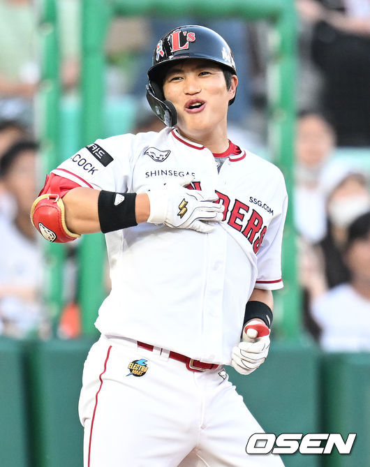 11일 오후 인천 SSG 랜더스필드에서 '2022 신한은행 SOL KBO 리그' SSG 랜더스와 한화 이글스의 경기가 열렸다.8회말 2사 1, 3루 SSG 김민식이 다시 앞서가는 2타점 적시 3루타를 날린 뒤 세레모니를 하고 있다. 2022.06.11 /ksl0919@osen.co.kr