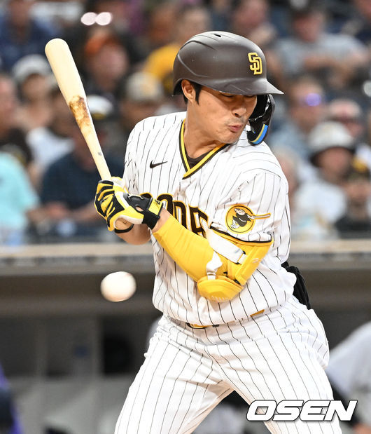 2회말 1사 주자없는 상황 샌디에이고 김하성이 콜로라도 선발 카일 프리랜드의 공에 몸을 맞고 있다. 2022.06.12 / dreamer@osen.co.kr