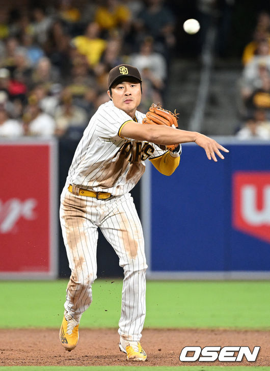 4회초 2사 주자없는 상황 콜로라도 그리칙의 내야 땅볼 때 샌디에이고 유격수 김하성이 타구를 잡아 1루로 송구하고 있다. 1루수 루크 보이트가 포구 실책을 범하며 타자 주자 1루 세이프. 2022.06.12 / dreamer@osen.co.kr