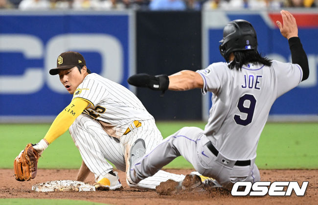 3회초 1사 만루 상황 콜로라도 찰리 블랙몬의 내야 땅볼 때 샌디에이고 유격수 김하성이 2루에서 주자 코너 조를 포스아웃 시키고 있다. 2022.06.12 / dreamer@osen.co.kr