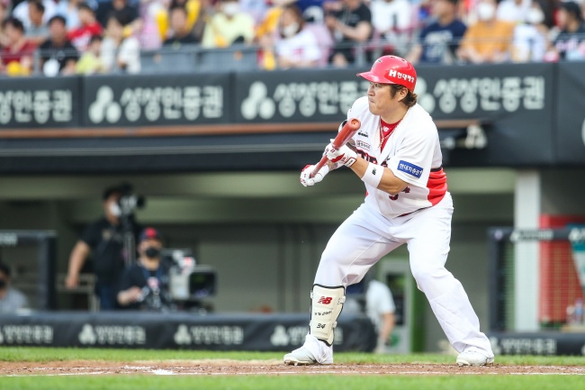최형우가 11일 키움 히어로즈와의 광주경기에서 깜짝 번트로 안타를 만들어내고 있다./KIA 제공