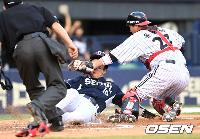 11일 오후 서울 잠실구장에서 2022 신한은행 SOL KBO리그 LG 트윈스와 두산 베어스의 경기가 열렸다.6회초 2사 2루에서 두산 김재호의 안타 때 홈으로 쇄도한 2루주자 박세혁이 태그아웃되고 있다. 2022.06.11 /sunday@osen.co.kr