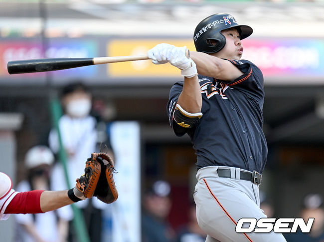 11일 오후 인천 SSG 랜더스필드에서 '2022 신한은행 SOL KBO 리그' SSG 랜더스와 한화 이글스의 경기가 열렸다.3회말 한화 선두타자 김인환이 선취 솔로 홈런을 날리고 있다. 2022.06.11 /ksl0919@osen.co.kr
