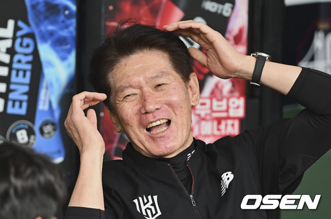 KT 위즈 이강철 감독이 기자들과 인터뷰하고 있다. 2022.06.10 / foto0307@osen.co.kr