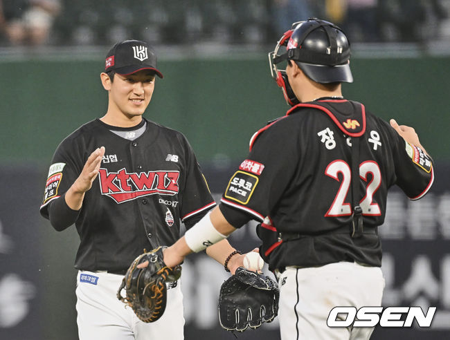 KT 위즈 고영표가 롯데 자이언츠에 4-0 완봉승을 올리고 장성우와 기쁨을 나누고 있다. 2022.06.11 / foto0307@osen.co.kr