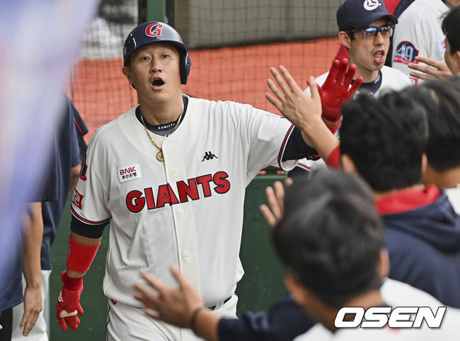 롯데 자이언츠 이대호가 3회말 좌월 솔로 홈런을 치고 하이파이브를 하고 있다. 2022.06.12 / foto0307@osen.co.kr