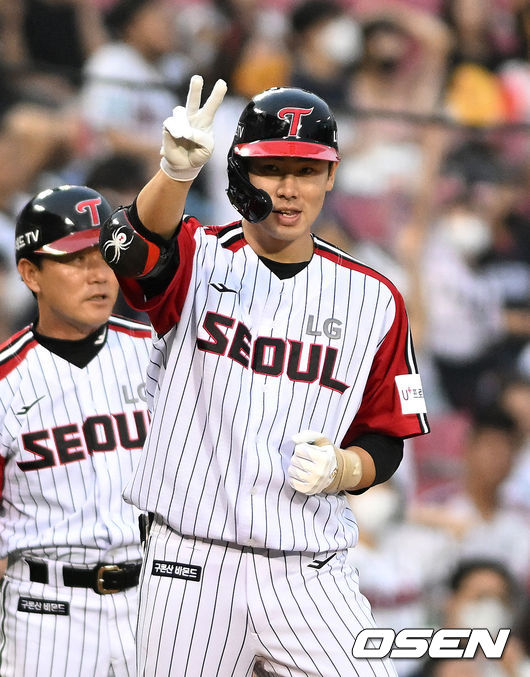 12일 오후 서울 잠실구장에서 2022 신한은행 SOL KBO리그 LG 트윈스와 두산 베어스의 경기가 열렸다.5회말 1사 1,2루에서 LG 홍창기가 중전 2타점 적시 3루타를 치고 환호하고 있다. 2022.06.12 /sunday@osen.co.kr