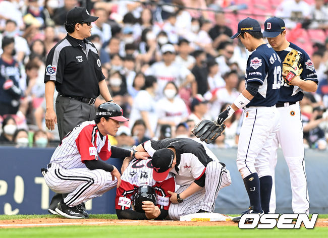 12일 오후 서울 잠실구장에서 2022 신한은행 SOL KBO리그 LG 트윈스와 두산 베어스의 경기가 열렸다.3회말 무사 1,2루에서 LG 채은성의 땅볼 때 실책을 틈타 3루에 안착한 김현수가 슬라이딩 과정에서 당한 고통을 호소하고 있다. 2022.06.12 /sunday@osen.co.kr