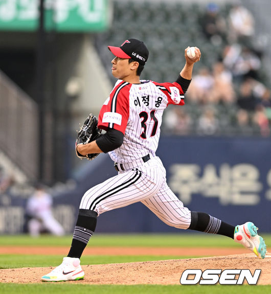 12일 오후 서울 잠실구장에서 2022 신한은행 SOL KBO리그 LG 트윈스와 두산 베어스의 경기가 열렸다.5회초 무사에서 LG 이정용이 역투하고 있다. 2022.06.12 /sunday@osen.co.kr