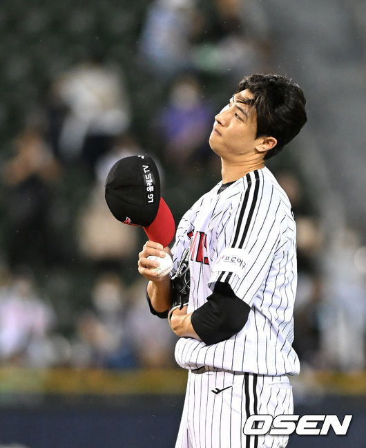 11일 오후 서울 잠실구장에서 2022 신한은행 SOL KBO리그 LG 트윈스와 두산 베어스의 경기가 열렸다.8회초 1사 2,3루에서 두산 강승호에게 역전타를 허용한 LG 이정용이 아쉬워하고 있다. 2022.06.11 /sunday@osen.co.kr