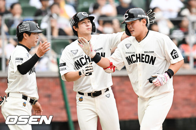 2회말 1,2루 SSG 전의산이 3점 홈런을 날리고 최정의 축하를 받고 있다. 2022.06.12 / soul1014@osen.co.kr