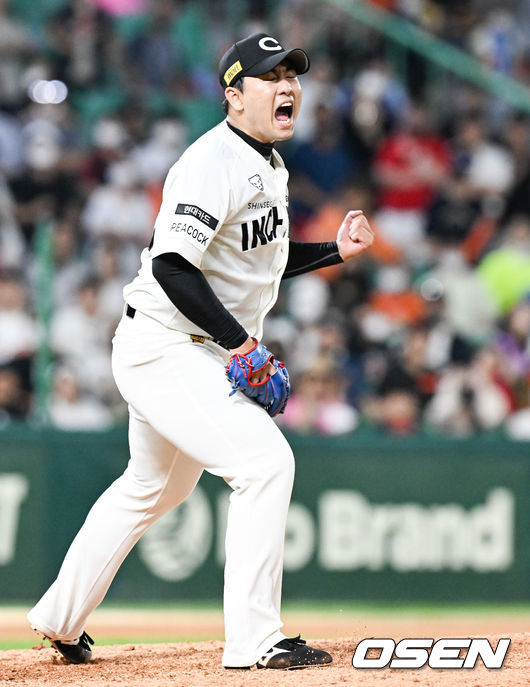 12일 오후 인천 SSG랜더스필드에서 ‘2022 신한은행 SOL KBO리그’ SSG 랜더스와 한화 이글스의 경기가 진행됐다.8회초 SSG 마무리 김택형 투수가 무실점으로 막은뒤 포효하고 있다. 2022.06.12 / soul1014@osen.co.kr