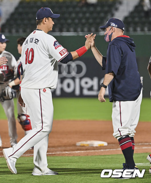 롯데 자이언츠 래리 서튼 감독이 KT 위즈에 13-0으로 승리한 후 이대호와 하이파이브를 하고 있다. 2022.06.12 / foto0307@osen.co.kr